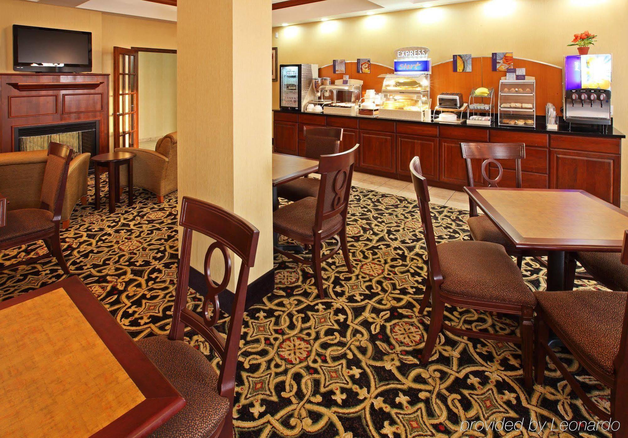 Holiday Inn Express Hotel & Suites Clarksville Extérieur photo